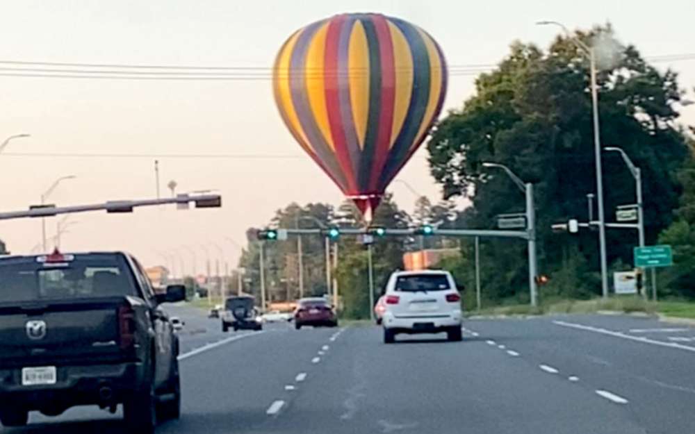Воздушный шар парализовал движение на трассе