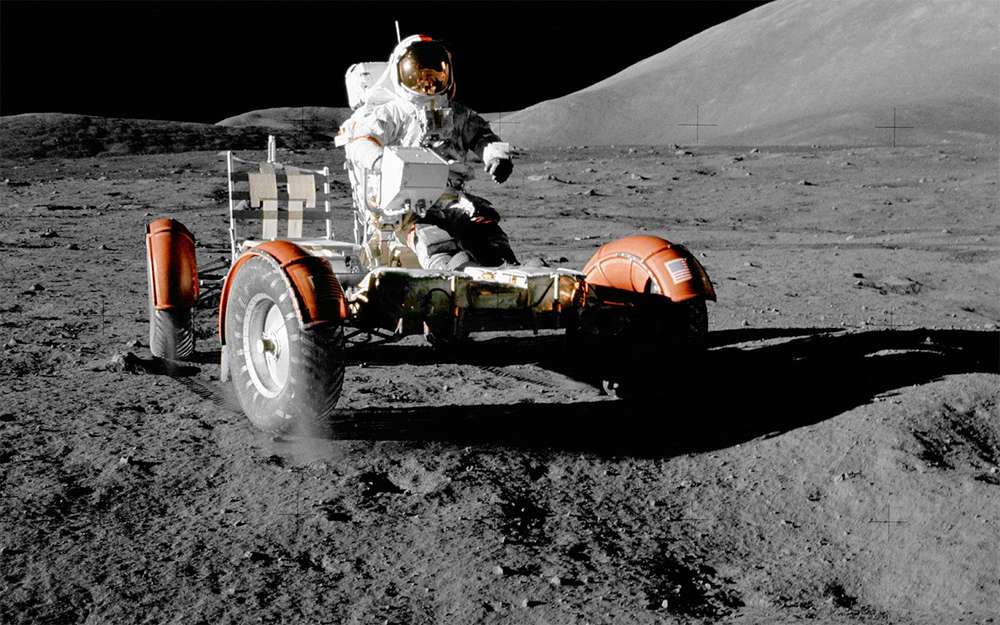 Лунный автомобиль. Теперь очередь настоящего космического транспорта. Во время трех последних лунных полетов (Аполлон-15, -16 и -17) использовался лунный автомобиль (lunar rover), разработанный компанией Boeing. Автомобиль был оснащен четырьмя электродвигателями мощностью по 190 Вт каждый. Источником энергии были две батареи емкостью по 121 А*ч. Максимальная скорость - 18 км/ч. Такой транспорт расширил возможности экспедиции, позволяя удаляться от лунного модуля на несколько километров.