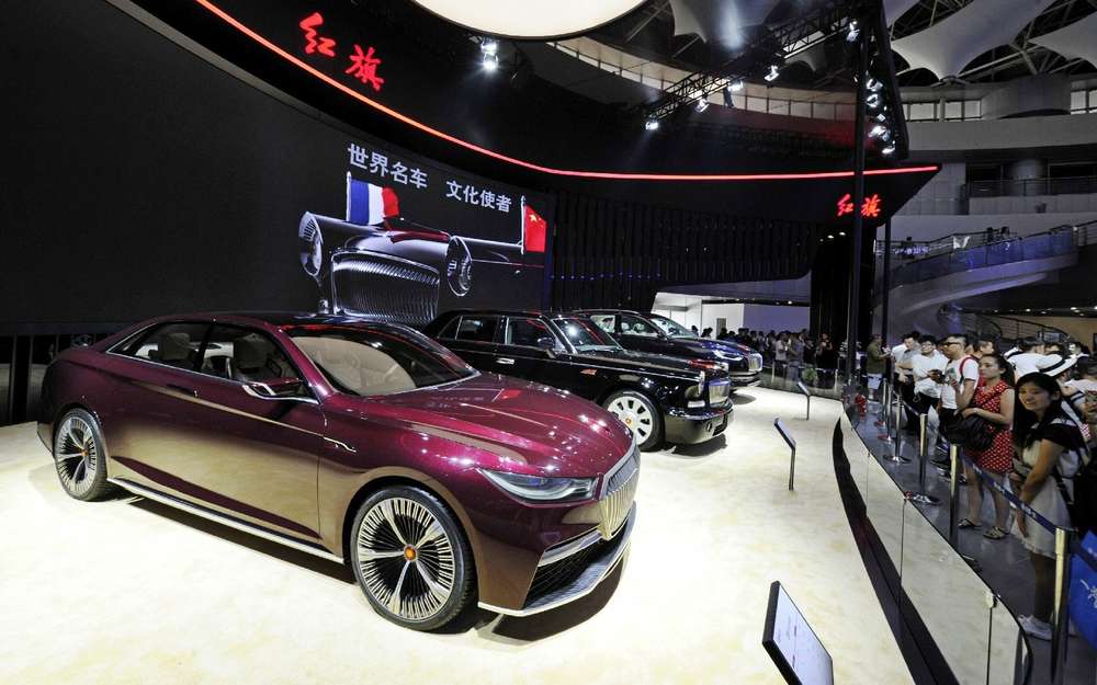 Красный концептуальный седан на переднем плане, представленный в прошлом году, - очевидно, не что иное, как предвестник серийной среднеразмерной модели марки Hongqi.