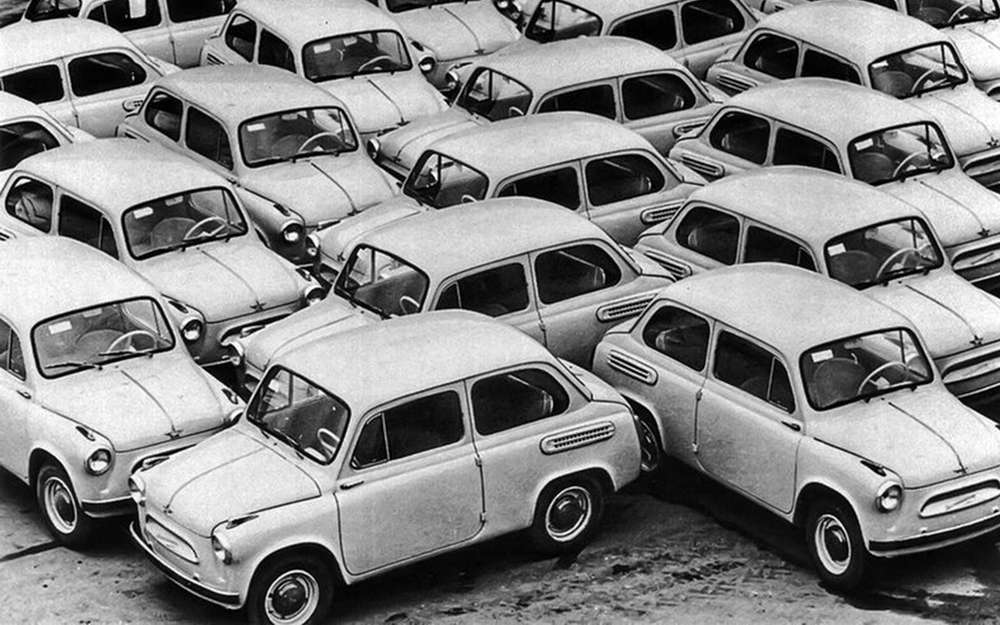 Серийное производство автомобилей ЗАЗ-965 Запорожец начали в конце 1960 года. Мотор V4 развивал 23 л.с. С 1963-го его сменил ЗАЗ-965А с мотором 27 л.с. Последний раз модель изменили в 1966-м, установив, в частности, 30-сильный двигатель. На экспорт автомобиль шел под именем «Ялта» (Jalta). На базе ЗАЗ-965 создали почтовый фургон 965С, а также семейство ЗАЗ-970 - фургон, пикап и минивэн вагонной компоновки. Всего до 1969 года построили чуть более 322 тысяч машин.