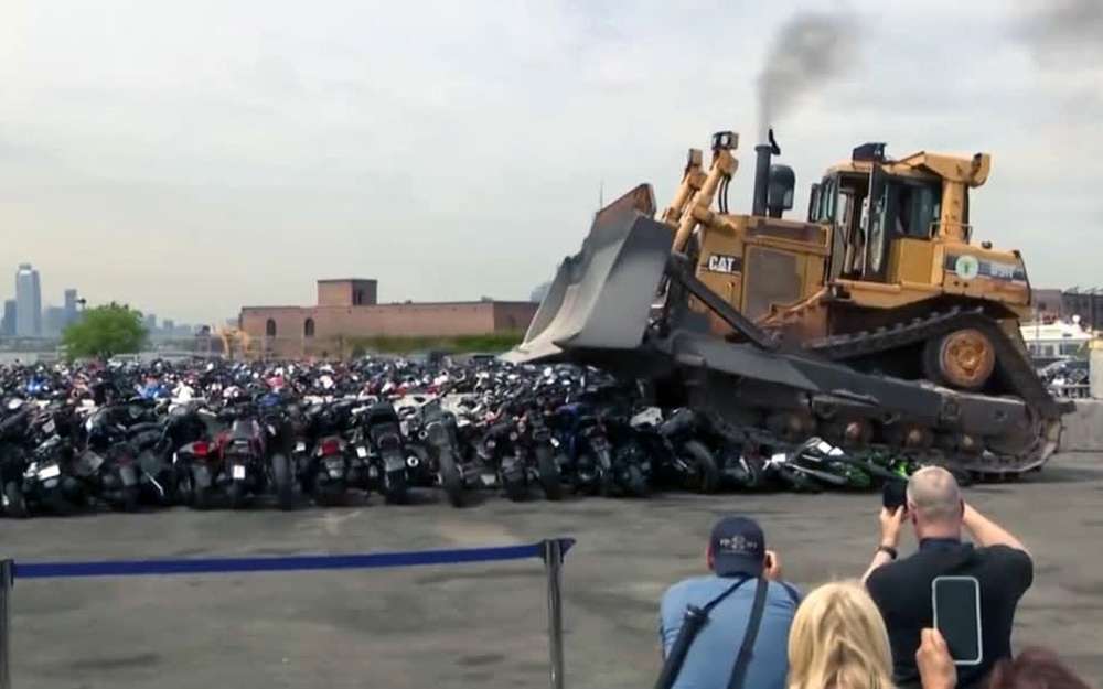 «Казнь» тысячи мотоциклов попала на видео