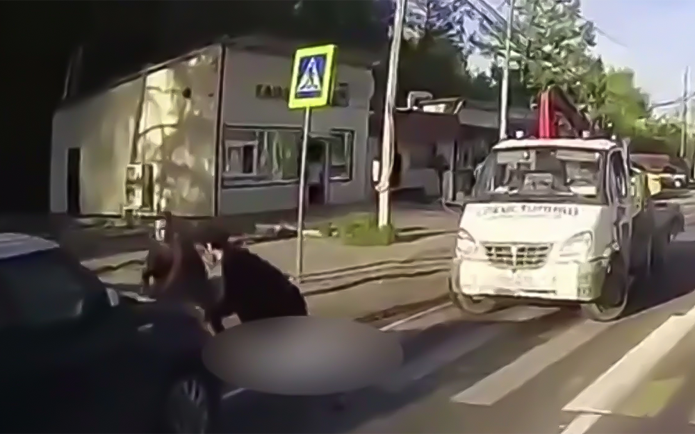 На видео попало, как спасали женщину, потерявшую сознание за рулем
