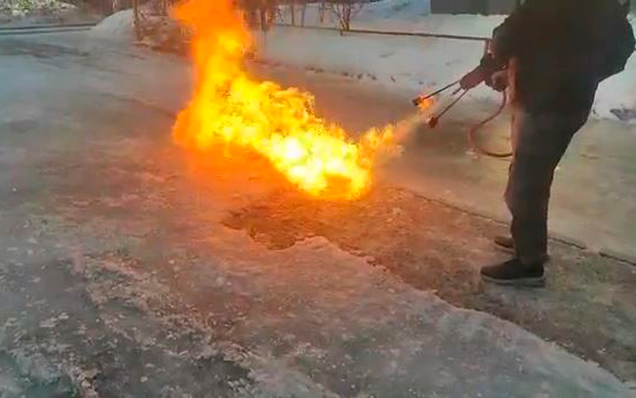 Нет, это не шутка: в Новосибирске лед начали чистить огнеметом