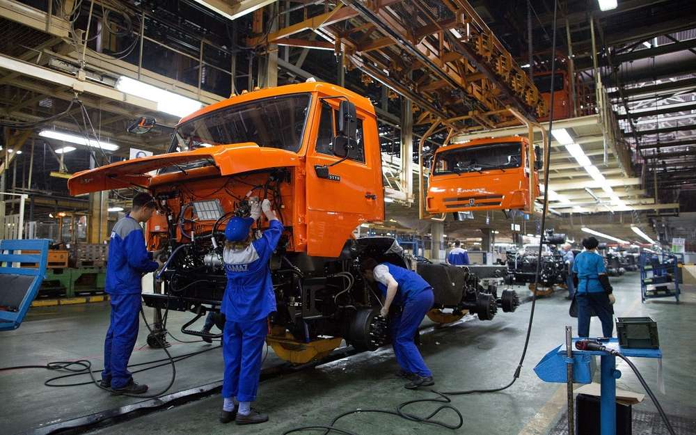 Автозаводы КАМАЗ (на фото) и УРАЛ в числе первых поддержали скорейший переход на упрощенный технический регламент, чтобы можно было выпускать машины без дефицитных импортных компонентов