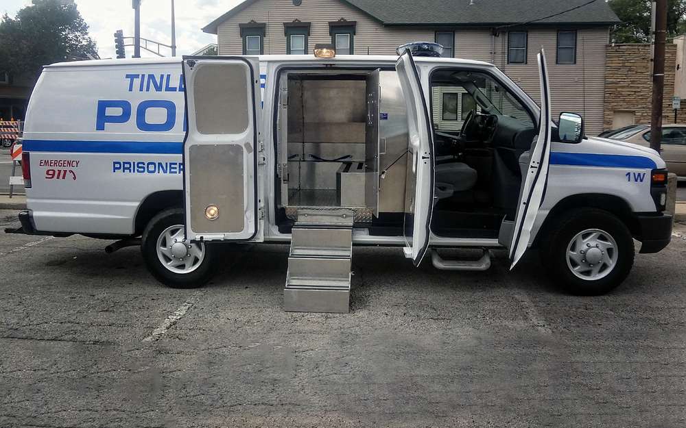 Автозак на базе Ford E-Series оборудован лестницей для арестантов с ограниченной подвижностью.