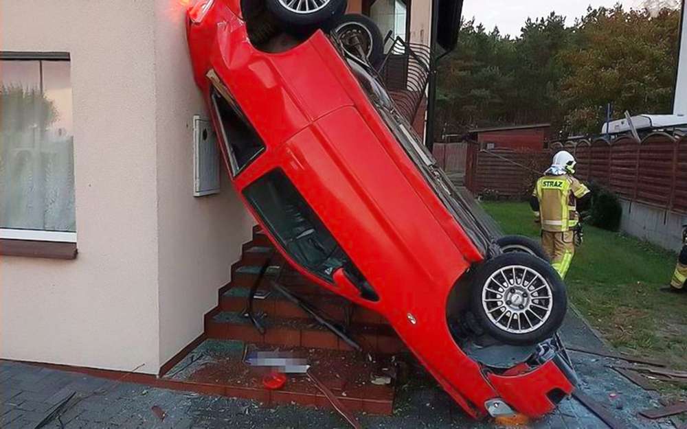 Водитель заснула за рулем и «припарковалась» на стене здания