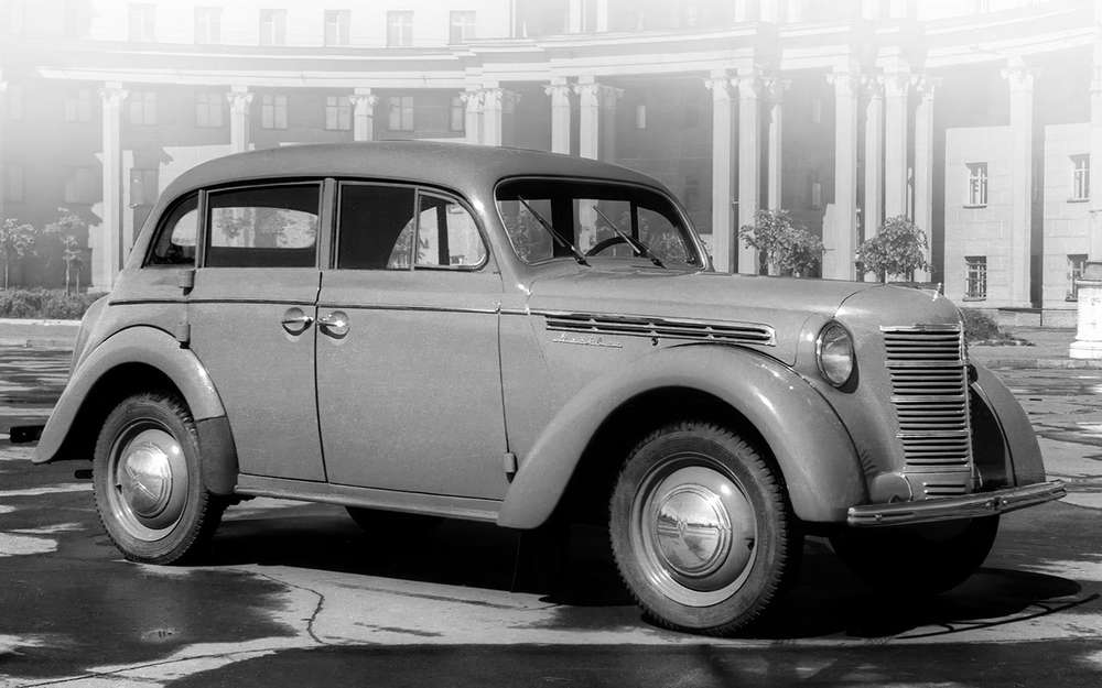 Ранний серийный Москвич‑400-420 отличался от Опеля 1938 года только эмблемами.
