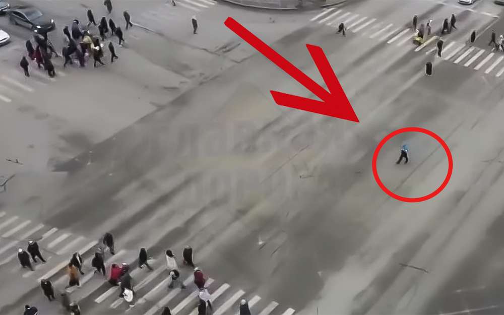 Первый в России перекресток, где пешеходы идут во все стороны сразу (видео)