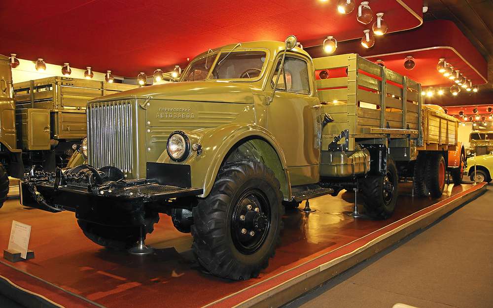 Серийный ГАЗ‑63 - уже с цельнометаллической кабиной и наружным зеркалом заднего вида.