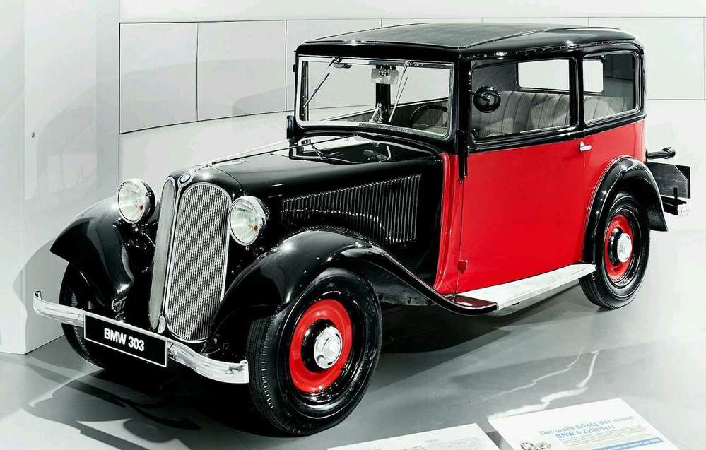 BMW 303 образца 1933 года - первый автомобиль марки с рядным 6-цилиндровым двигателем. Вместо популярного доселе U-образного профиля немецкие инженеры создали легкую трубчатую раму с переменным сечением. Все последующие модификации 303-й подтвердили верность такого решения - машины получались легкими и быстрыми. И кстати, привычные нынче фирменные ноздри радиаторной решетки в свое время появились как чисто функциональное решение.