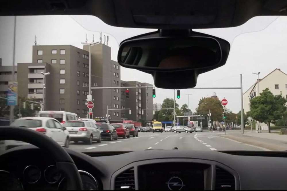 Opel научит машины объезжать препятствия и не простаивать на светофорах