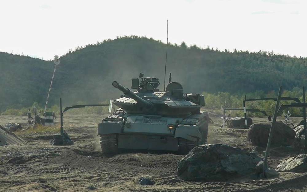 На башне Т-80БВМ закреплены элементы динамической защиты.