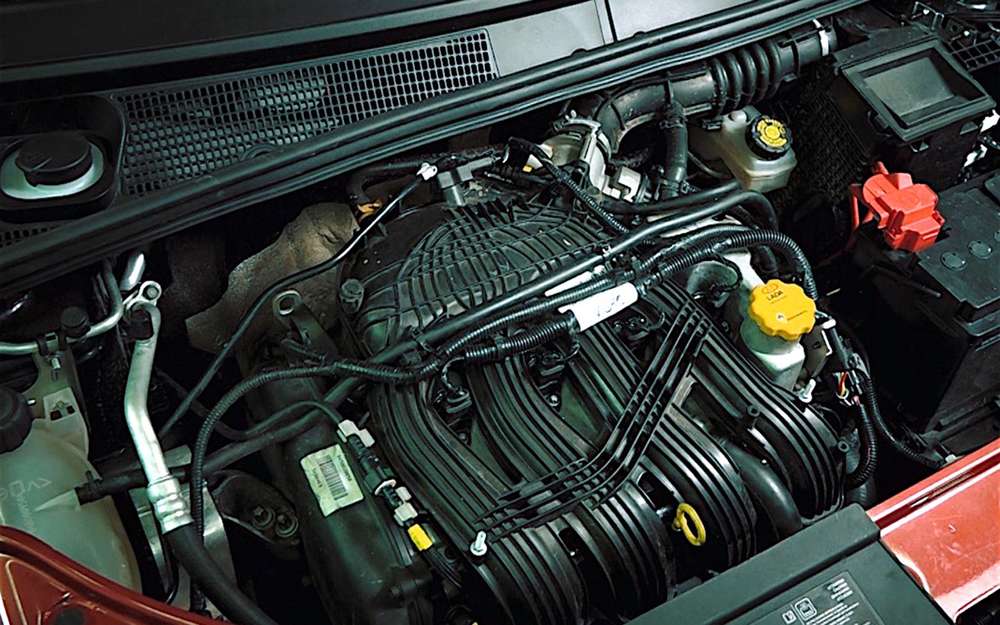 Мотор ВАЗ-21179 в моторном отсеке Lada XRAY. Обратите внимание, насколько близко расположен впускной трубопровод к поперечине кузова.