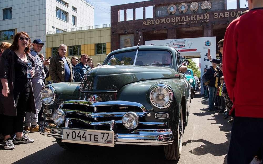 Победа выпускалась на ГАЗе с 1946 по 1958 год (~ 241 тыс. шт.), а под именем FSO Warszawa в Польше - с 1951 по 1973 год (~ 253 тыс. шт.). На фото - фестиваль классических автомобилей ГАЗ в Нижнем Новгороде, 2019 год