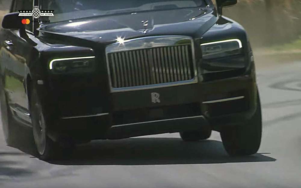 Огромный внедорожник Rolls-Royce на треке с сеном - это надо видеть!