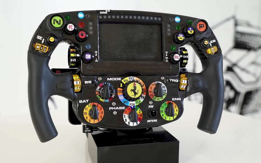 Рулевое колесо Формулы-1: для чего все эти кнопки?