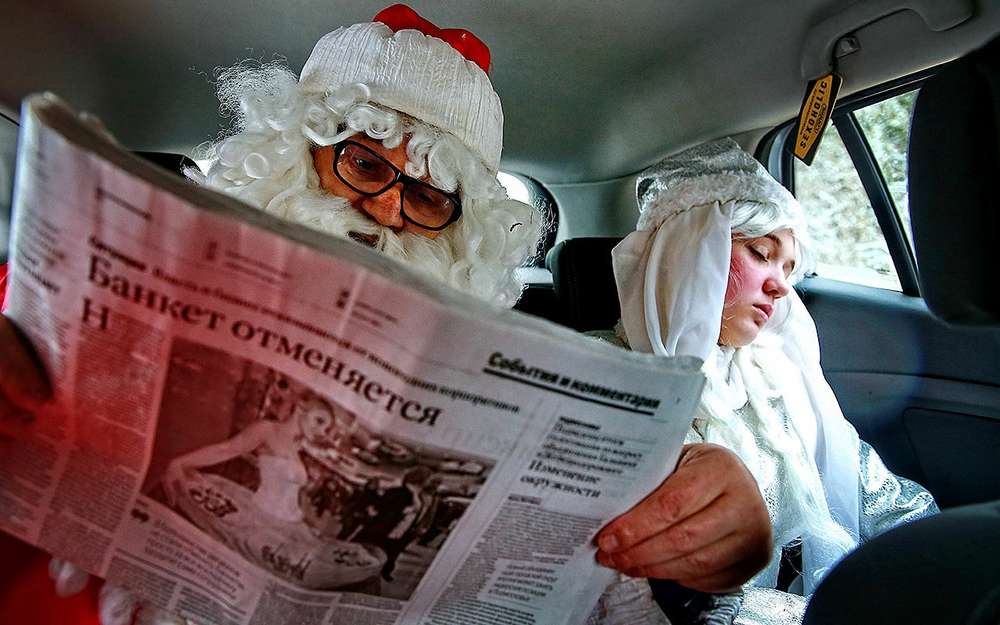 Идеальная поездка Деда Мороза со свитой видится именно так - культурно, уютно, с персональным водителем.