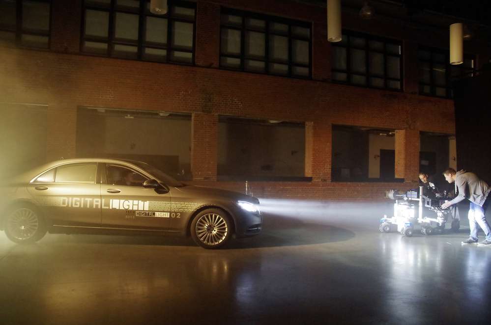 Mercedes-Benz поручит фарам функцию HD-проектора