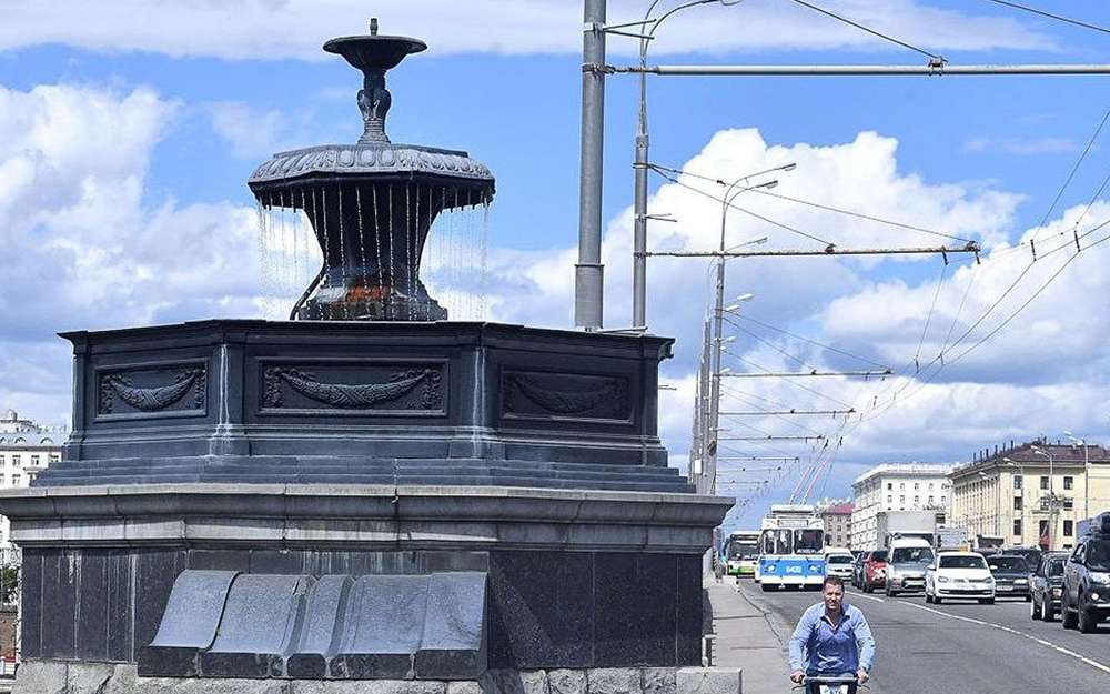 Загадка: зачем нужны фонтаны на мосту?