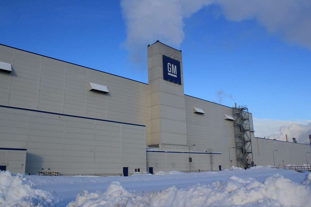 Завод General Motors в Петербурге в течение месяца будет приостанавливать производство 