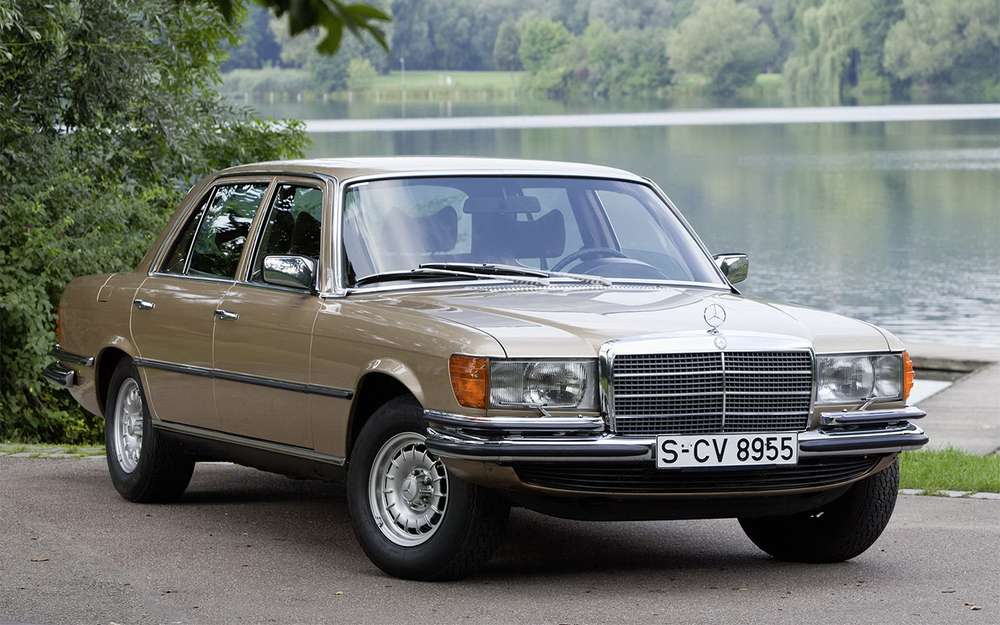 1974 год. Mercedes-Benz 450 SEL - единственный за всю историю конкурса победитель этой марки! Модель с заводским обозначением W 116 представили в 1972-м, но наградили, словно спохватились, в 1974-м именно версию 450 SEL с новым 225-сильным мотором V8 (позднее появился и 286-сильный вариант 450 SEL 6.9). Далеко не самый доступный и массовый Mercedes тем не менее стал очень успешным. До 1980-го продали более полумиллиона машин. Для престижного класса - очень здорово!