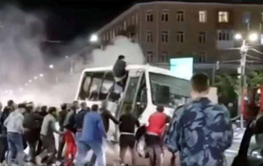 Очевидцы аварии толпой перевернули микроавтобус и помогли выбраться людям