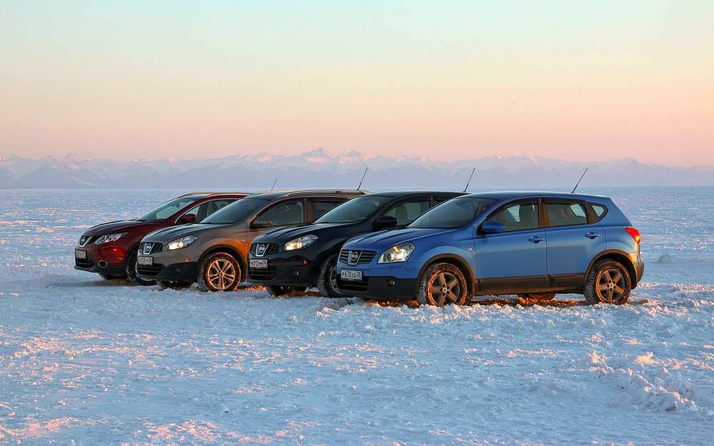 В середине марта на байкальском льду. Слева направо: нынешний Nissan Qashqai второго поколения, семиместный Qashqai +2, рестайлинговая версия с обычной базой и родоначальник - автомобиль первого поколения.