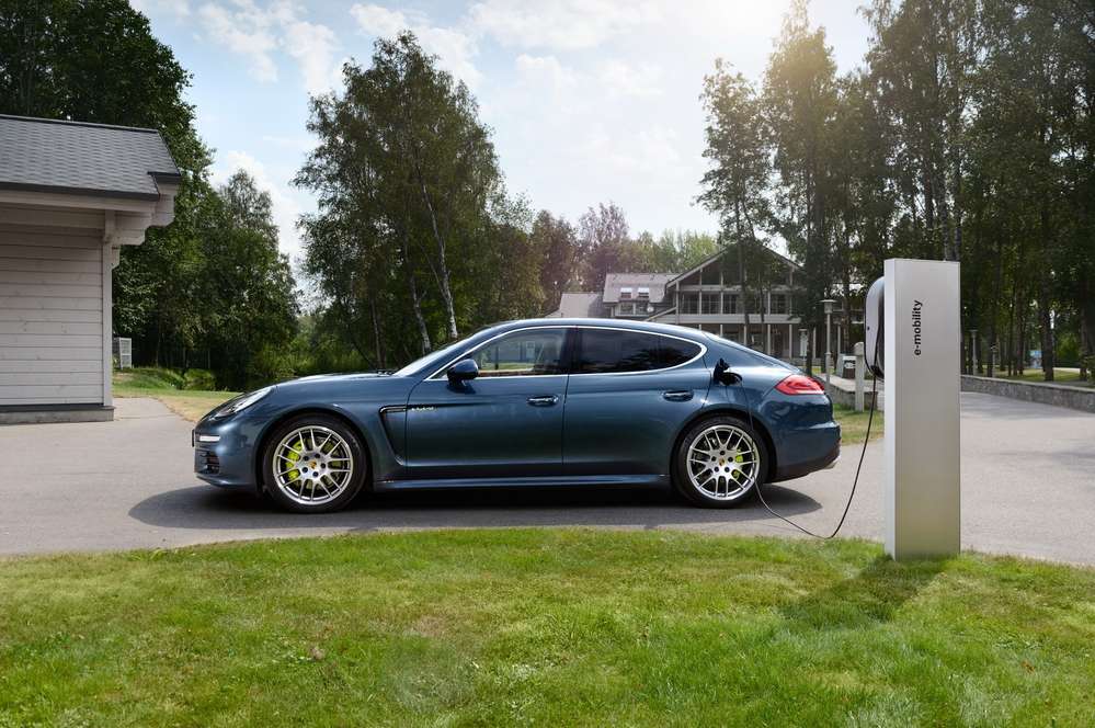 Оператив ЗР: Porsche Panamera попал в электросети