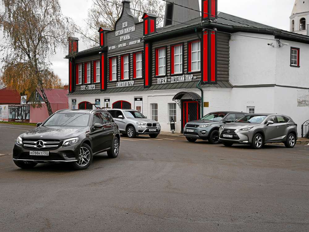  Mercedes-Benz GLC 300 (2,0 л, бензин, 245 л.с., 9‑ступенчатый автомат) - 4 181 000 руб.; BMW X3 xDrive 20i (2,0 л, бензин, 184 л.с., 8‑ступенчатый автомат) - 3 903 480 руб.; Land Rover Discovery Sport 2.0 Si4 (2,0 л, бензин, 240 л.с., 9‑ступенчатый автомат) - 3 504 400 руб.; Lexus NX 200t (2,0 л, бензин, 238 л.с., 6‑ступенчатый автомат) - 2 804 000 руб.