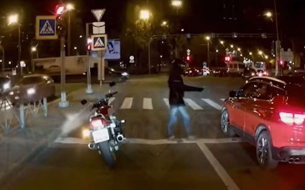 Видео из культурной столицы: мотоциклист вручает окурок автомобилисту