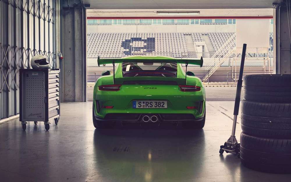 Porsche 911 GT3 RS создавался для асфальта гоночных треков, где ему почти нет равных