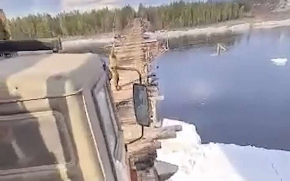 Очень страшное видео: КАМАЗ едет по старому узкому мосту