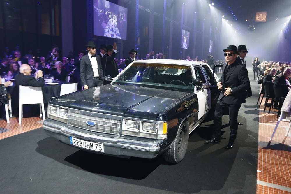 Чемпионы, включая девятикратного победителя WRC Себастьяна Леба, повеселили публику, приехав на полицейском Ford и представ в образе героев фильма «Братья Блюз».