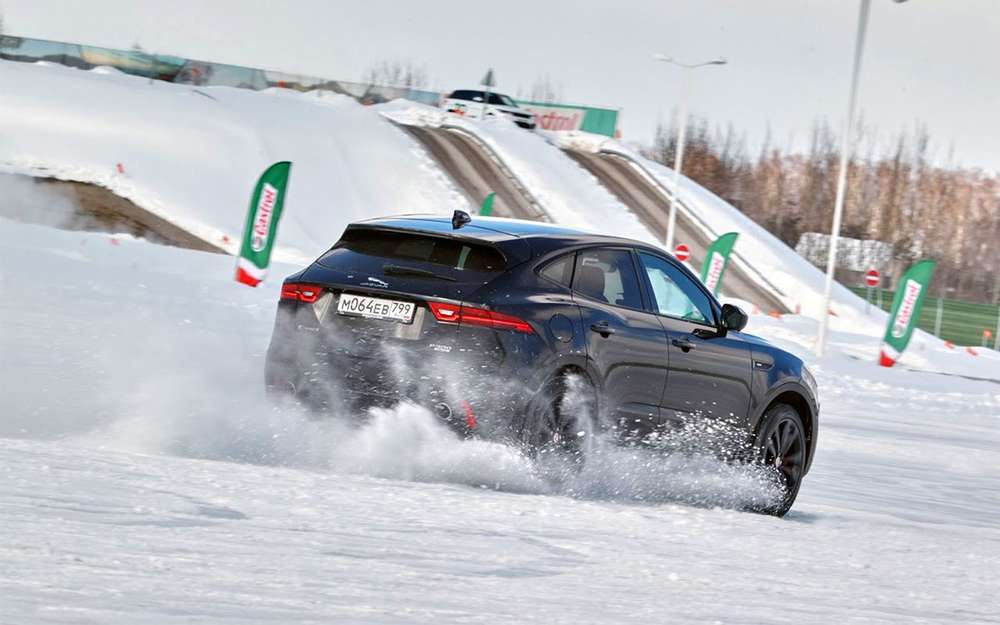 Проводим зиму за рулем Jaguar E-Pace