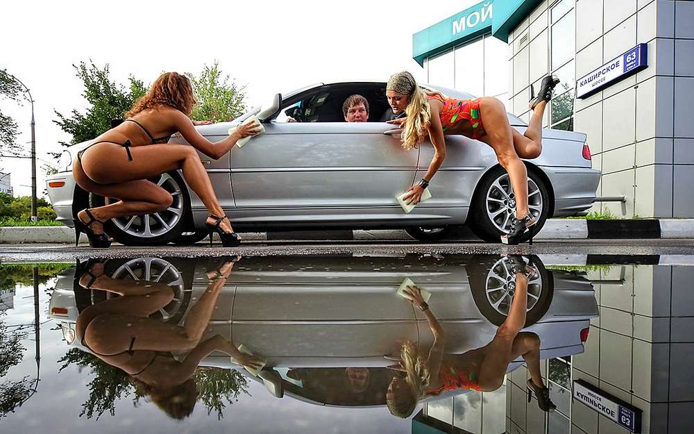 Несмотря на то, что на автомойках работают профессионалы, многие автовладельцы любят мыть автомобиль самостоятельно.