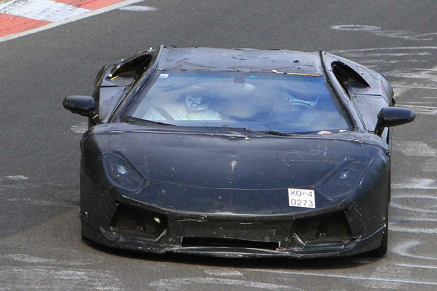 Будущий флагман Lamborghini в сильном камуфляже
