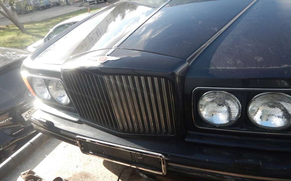 В Крыму конфисковали принадлежащий американцу Bentley Turbo R