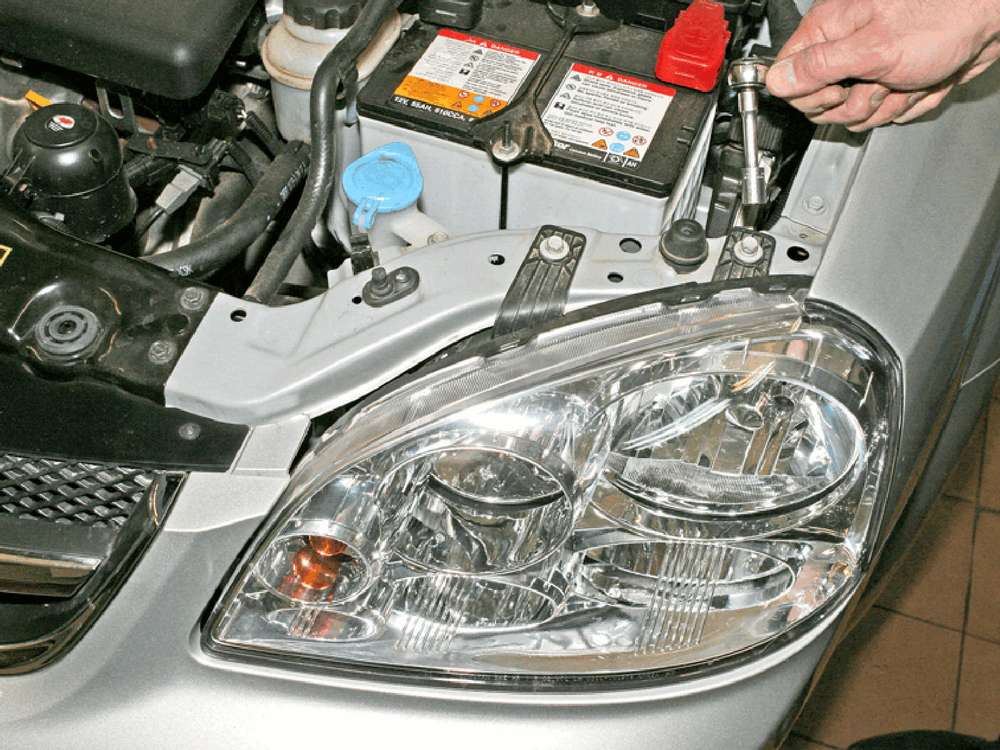 Chevrolet Lacetti седан: замена ламп в блок-фаре