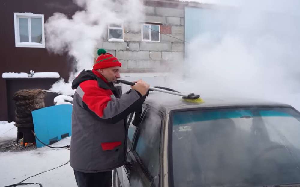 Что будет, если облить машину кипятком в мороз (видео)