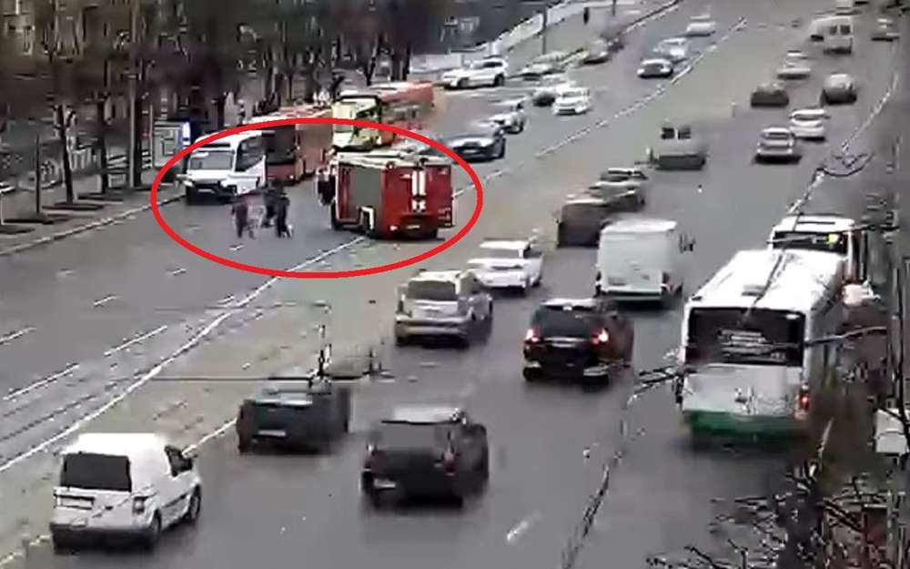 Пожарные помогли бабушке перейти дорогу (видео)
