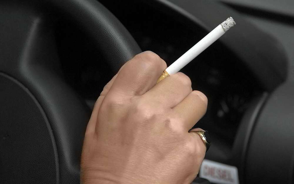Курение в автомобиле: электроника против табака