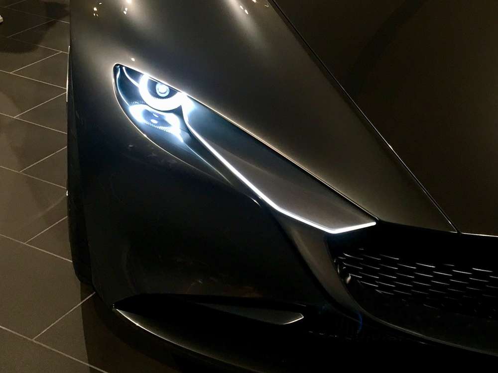 Светодиодная полоска ходовых огней у Mazda Vision Coupe выходит за пределы кузова.