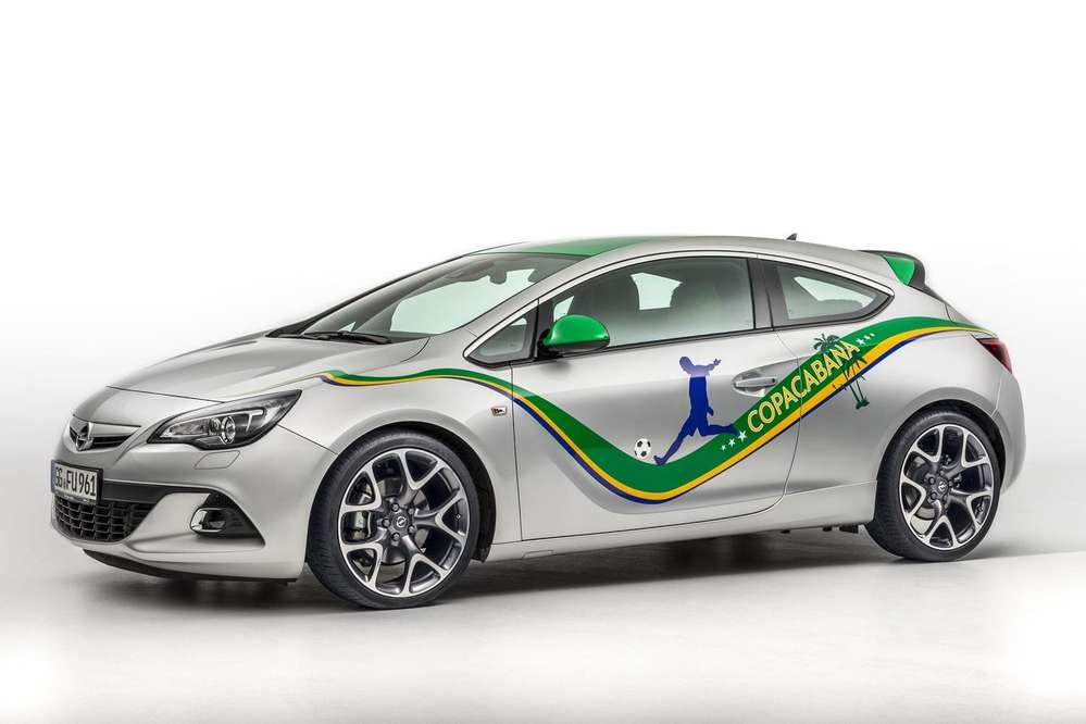 Opel подготовил «футбольную» Astra с травой и песком в салоне