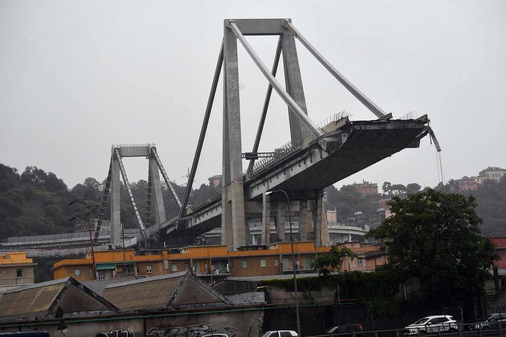 Обрушение моста в Генуе: автомобили падали с высоты 70 метров