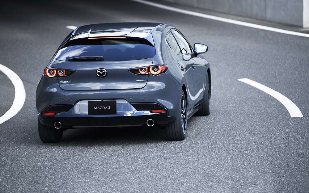 Новая Mazda 3: рассматриваем в деталях со всех сторон