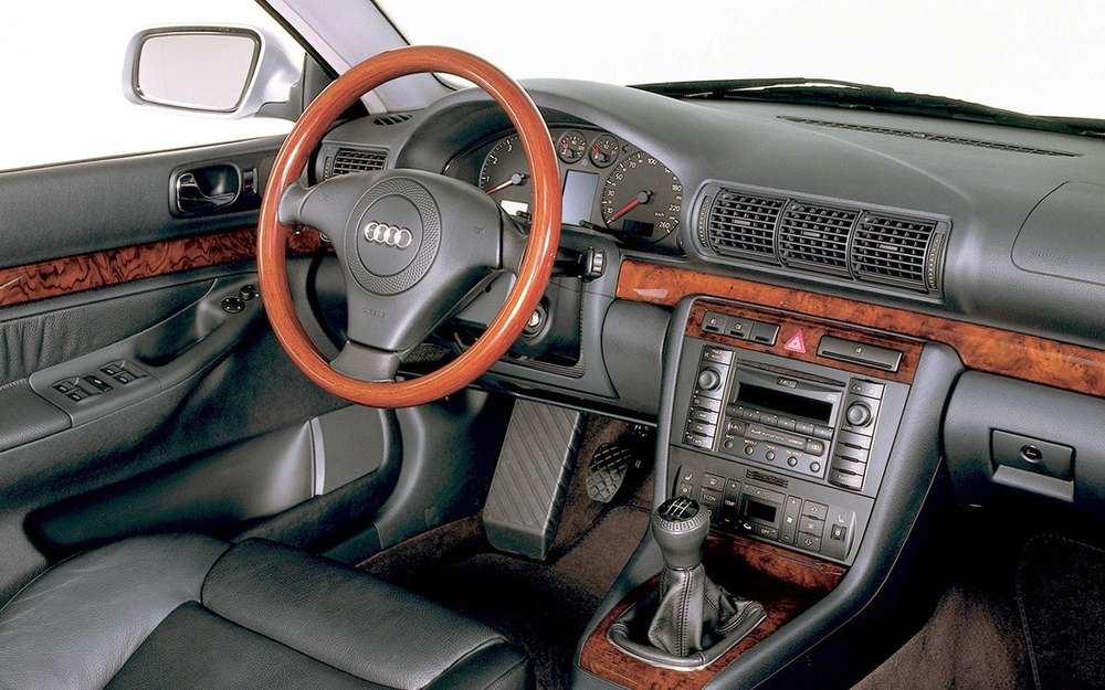Интерьер Audi A4 образца 1999 года