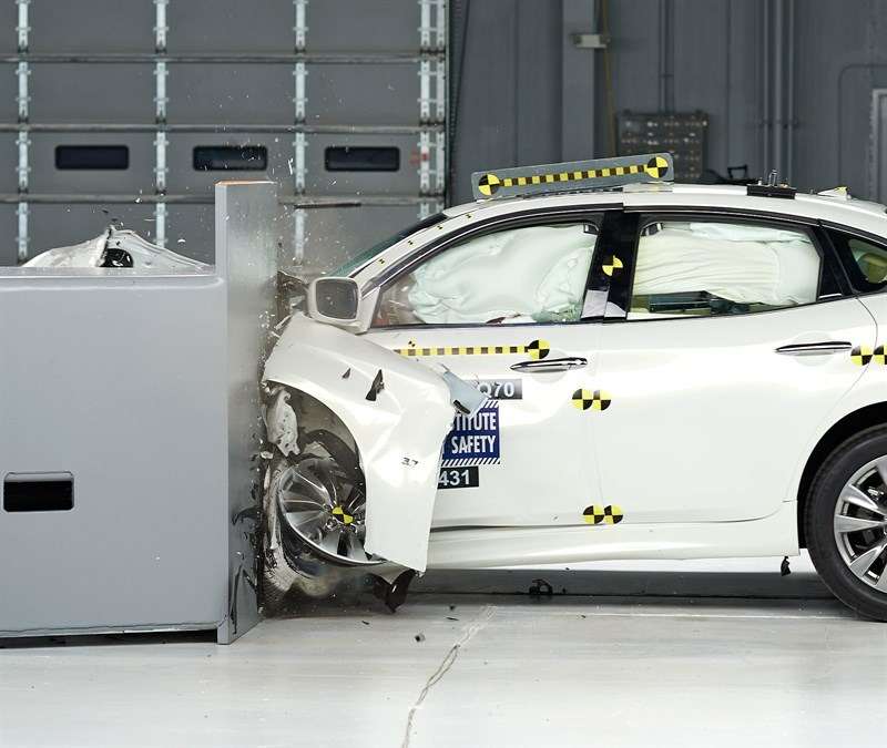 Infiniti Q70 превзошла BMW 5-й серии в тестах на удар с малым перекрытием (ВИДЕО)