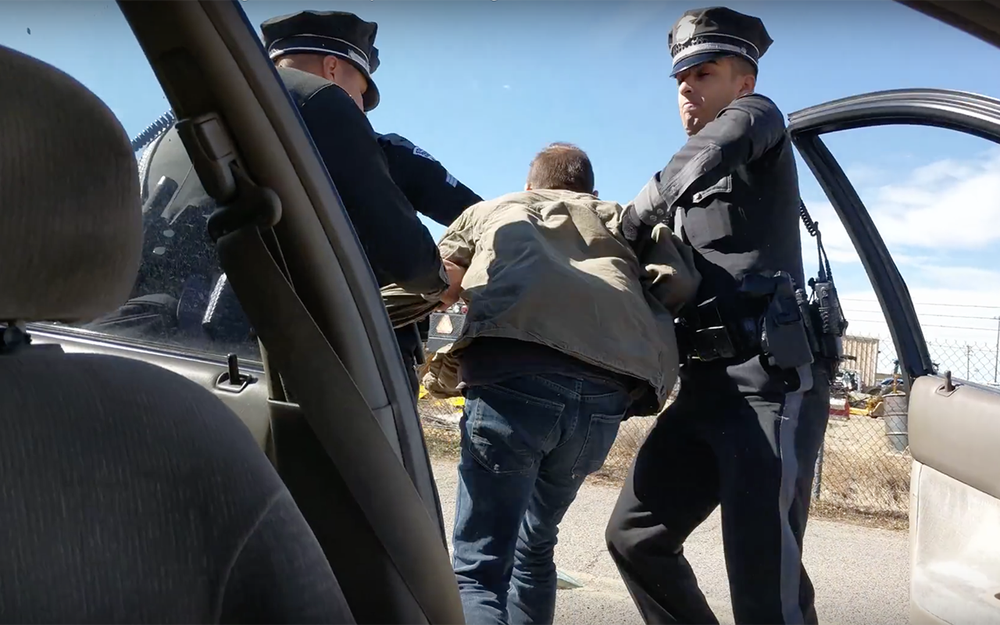 Полицейские силой выволокли водителя из машины из-за непристегнутого ремня