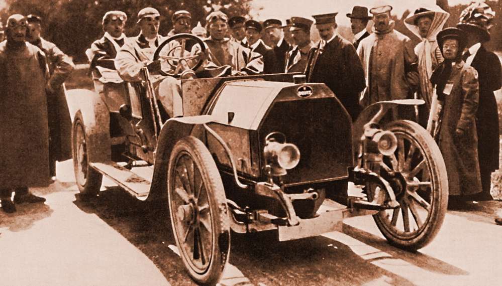 На автомобиле марки Deutz на старте триала на приз принца Генриха. Германия, 1909 год. Позади в кепи - приятель Этторе, тоже известный автомобилестроитель Эмиль Матис