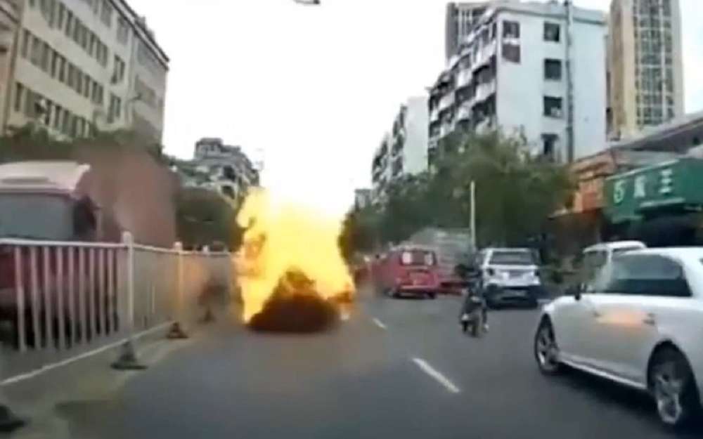 Toyota Camry взорвалась прямо на улице (видео)